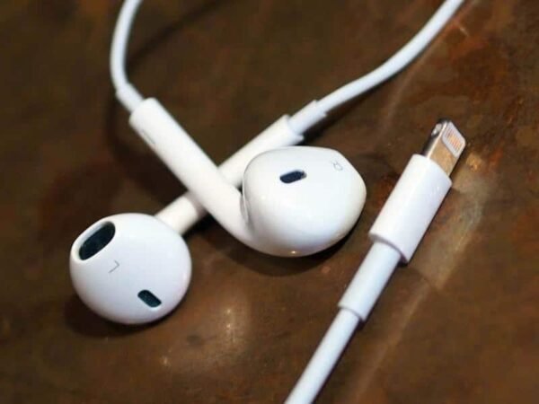 36e794e95bbd60dfa490cb190f3e7e72.jpg Apple - EarPods with Lightning Connector